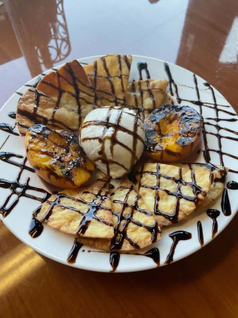 Grilled peaches with ice cream